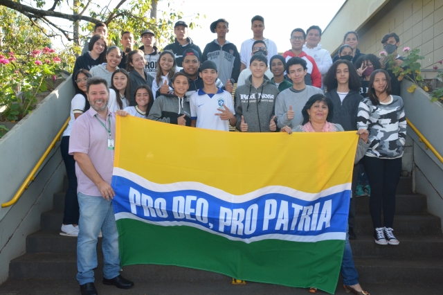 Alunos do 9º B da eScola Idalina Canova de Barros após o encontro com o prefeito Prado