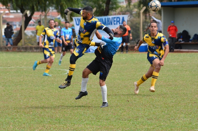 União Primavera (preto e azul) conquistou a vaga para a final, vencendo nos pênaltis, o Grêmio Cecap