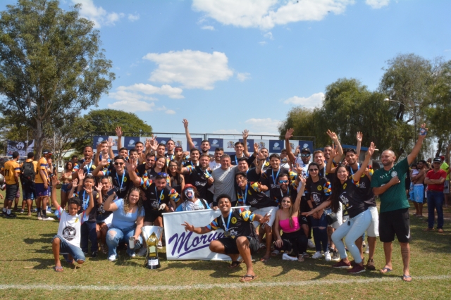 Jogadores do Jardim América durante a cerimônia de premiação da Série B