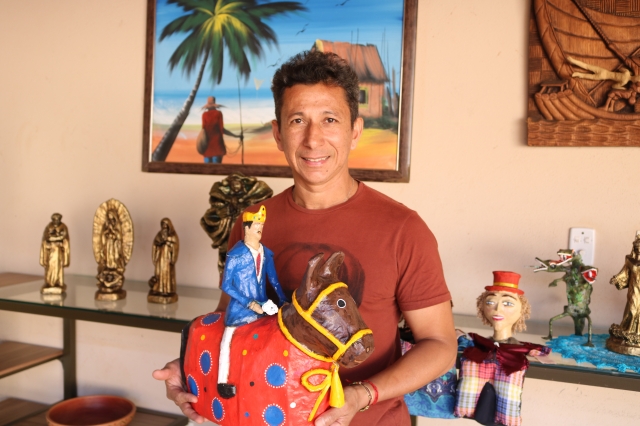 Antonio Marcos e a habilidade de transformar o papel em arte