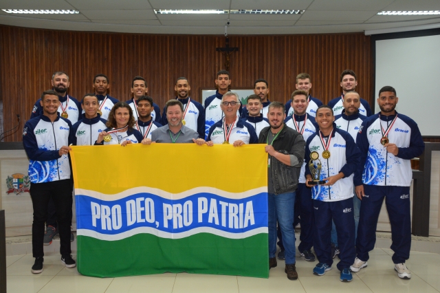Atletas e comissão técnica durante encontro com o prefeito Anderson Prado