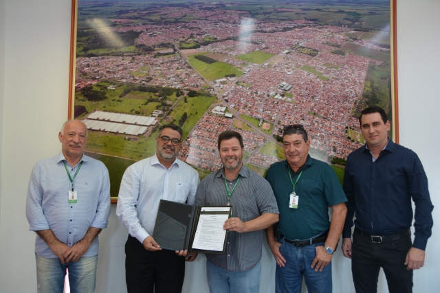 Companhia que é líder global na produção de celulose solúvel, fez a entrega da reforma da UPA, doação de triturador e investimentos para a Guarda Municipal