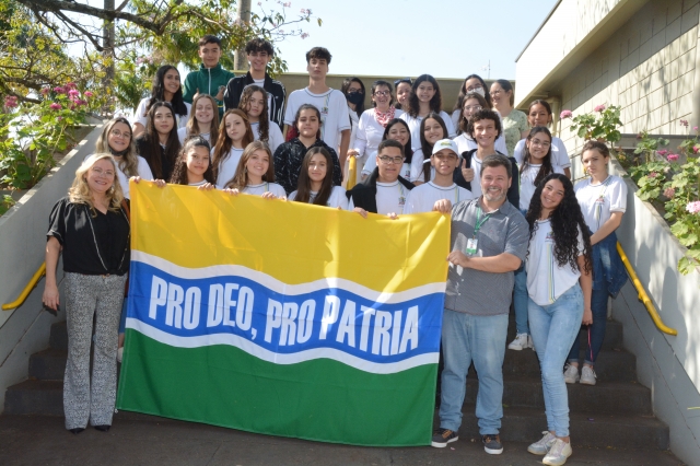 Prefeito Prado durante encontro com alunos da Escola Lina Bosi Canova
