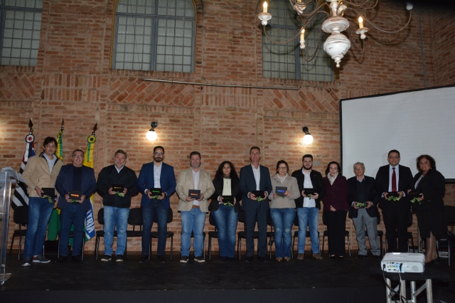 Prefeito Prado durante a entrega de homenagens no Espaço Cultural Cidade do Livro