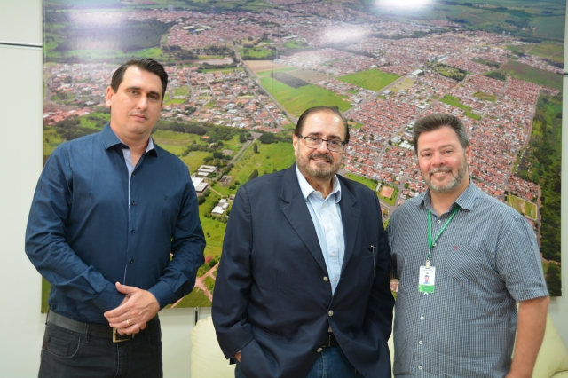 Ricardo Conti, o prefeito Anderson Prado e o médico Antonio Luis Navarro