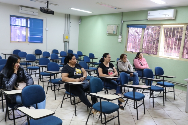 Alunos dos cursos de pedreiro e manicure foram recepcionados por secretários