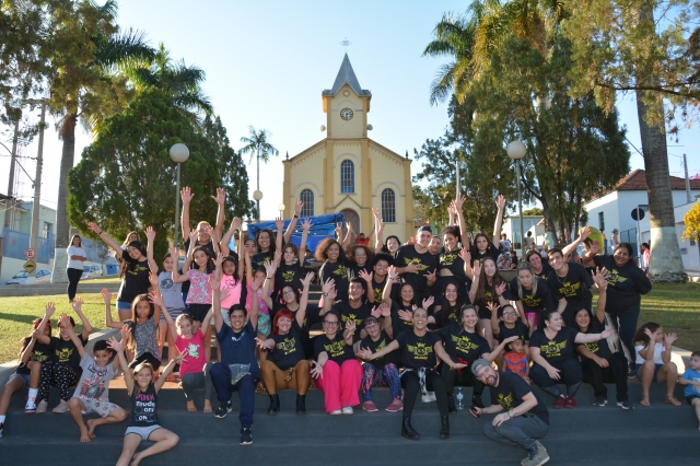 Na foto, integrantes do Grupo Street Star durante edição do Bairro Feliz em Alfredo Guedes