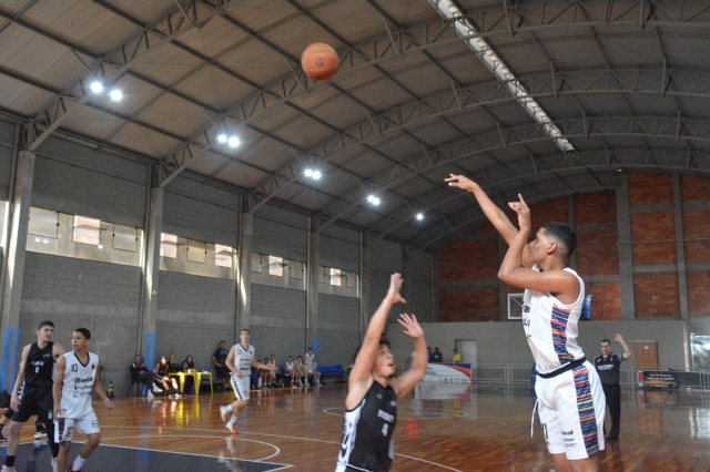 Equipe do Projeto ALBA (uniforme branco) conquistou mais uma vitória no campeonato da LBC