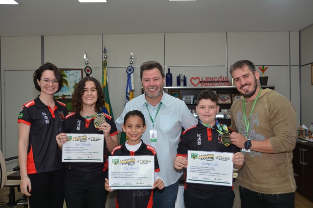 Prefeito Prado e o secretário de Esportes, Raphael blanco durante encontro com os caratecas lençoenses