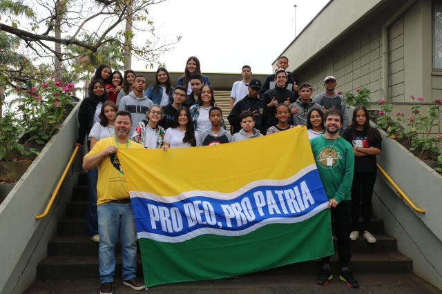 Alunos da Escola Professora Guiomar Fortunata Coneglian Bocart durante encontro com o prefeito Prado