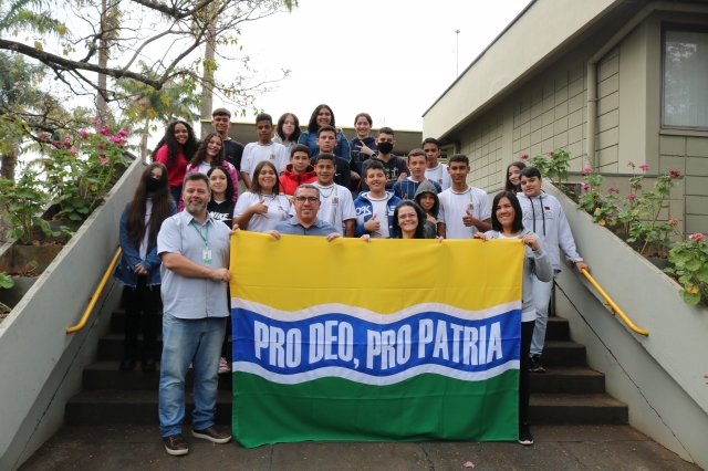 Alunos da Escola Guiomar Fortunata Coneglian Borcat durante encontro com o prefeito Prado