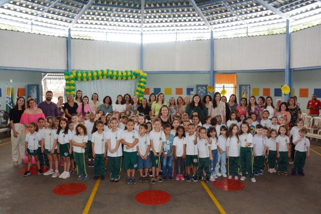 Alunos da Escola Yvonne Conti durante a cerimônia realizada no dia sábado, 10