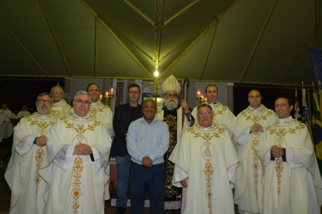 Prefeito Prado ao final da celebração com dom Maurício Grotto e lideranças eclesiásticas