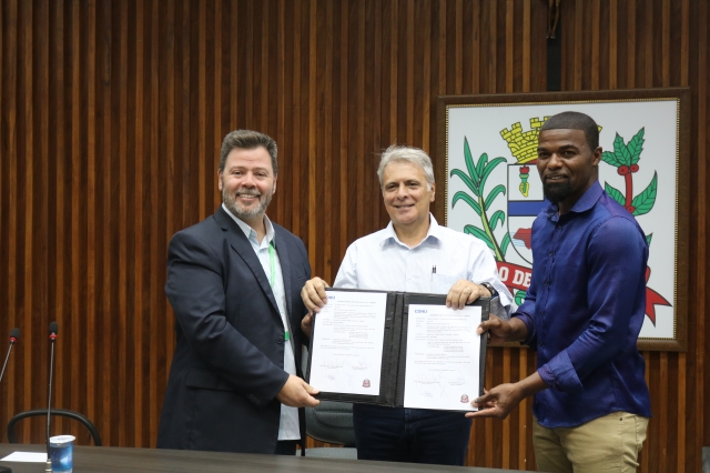 O prefeito e o presidente da CDHU ainda visitaram o loteamento após a assinatura