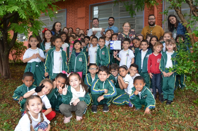 A cápsula do tempo será aberta daqui a dez anos e os participantes serão convidados para retornar à escola para participar deste momento.