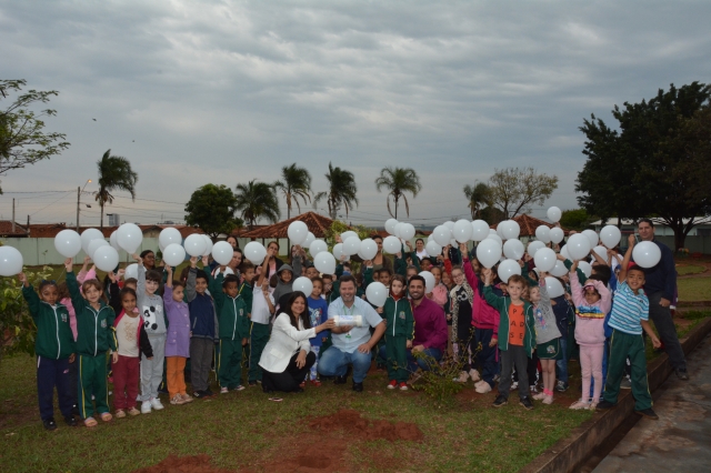 A cápsula do tempo será aberta daqui a dez anos e os participantes serão convidados para retornar à escola para participar deste momento.