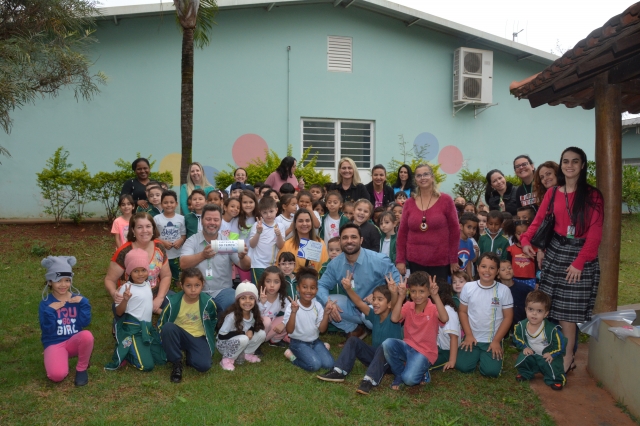 A cápsula do tempo será aberta daqui a dez anos e os participantes serão convidados para retornar à escola para participar deste momento