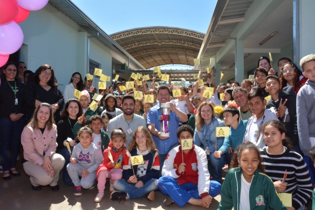 A cápsula do tempo será aberta daqui a dez anos e os participantes serão convidados para retornar à escola para participar deste momento