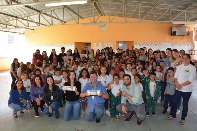 A cápsula do tempo será aberta daqui a dez anos e os participantes serão convidados para retornar à escola para participar deste momento