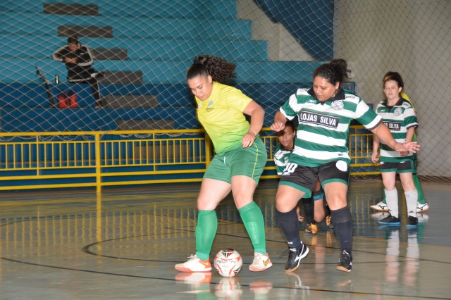 Seleção da Base (uniforme verde e amarelo) enfrenta As Galáticas em uma das semifinais