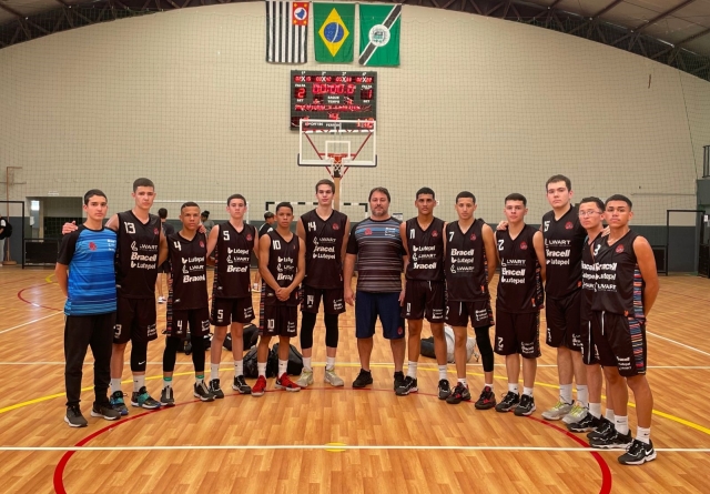 Na foto, equipe que venceu Macatuba por 112 a 17, no domingo, 25