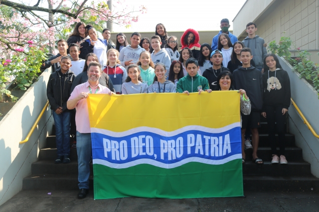 Alunos da Escola Professora Idalina Canova de Barros durante encontro com o prefeito Prado