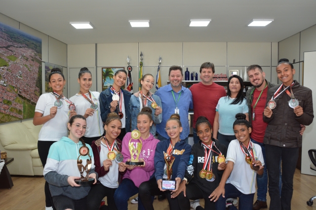 Na foto a equipe de ginástica rítmica durante encontro com os prefeitos Prado e Toni