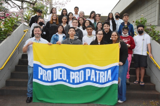 Alunos da Escola Lina bosi durante encontro com o prefeito Prado nesta quinta-feira, 29