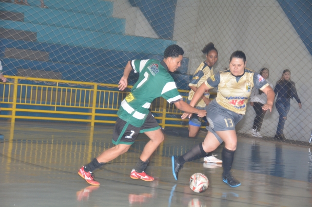 Na primeira fase da competição As Galáticas venceram Alfredo Guedes (uniforme verde e preto) por 7 a 2