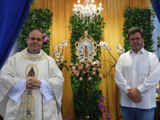 O prefeito Anderson Prado com o padre Márcio Godoy