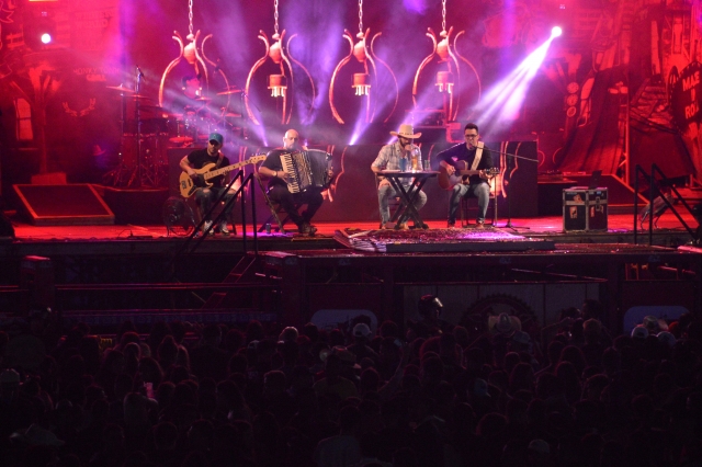 Show com Loubet marcou o encerramento da Expovelha