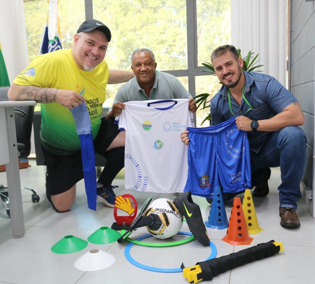Manezinho, Raphael e Adolfo apresentam kit esportivo