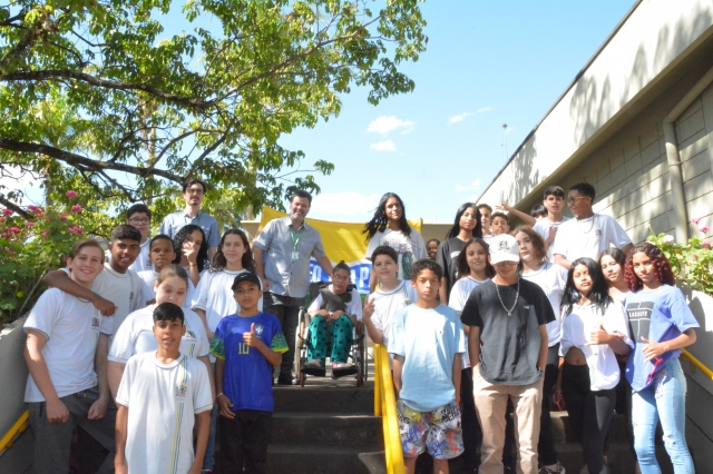 Prefeito Prado durante encontro com alunos da Escola Gyuiomar nesta segunda, 7