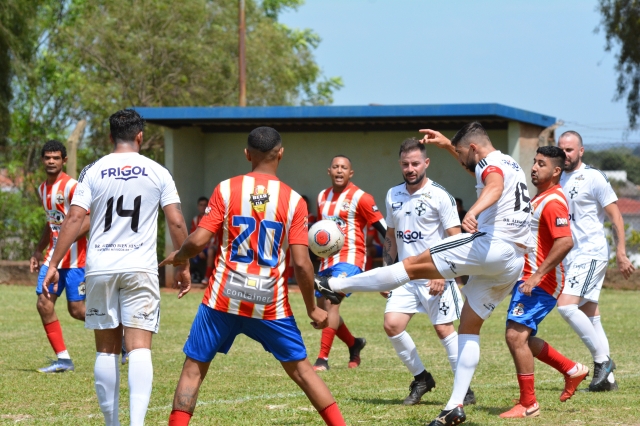 CAL (uniforme branco) venceu o Deportivo Macatuba por 2 a 0 na abertura da Copa Imprensa
