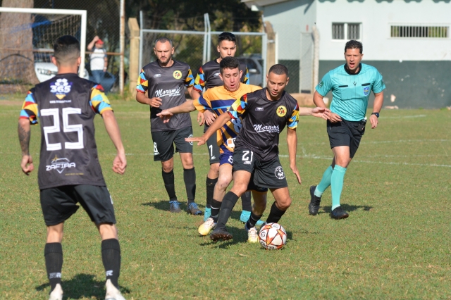 O Jardim América (uniforme preto) estreia no domingo, contra o Reduto Atleticano
