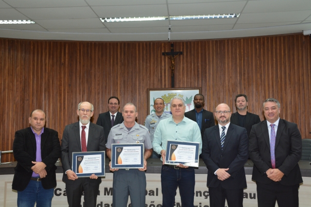Cerimônia foi realizada na Sala de Sessões Mário Trecenti e reuniu autoridades e familiares dos homenageados