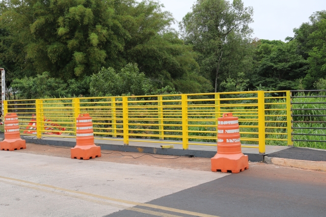 Pedestres podem atravessar pelos dois lados