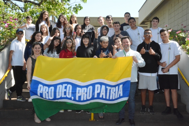 Alunos da Escola Lina Bosi durante encontro com o prefeito Prado nesta sexta-feira, 18