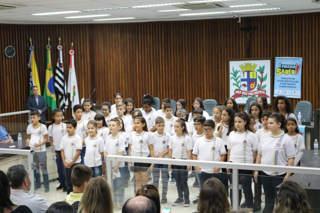 Material elaborado por alunos da Rede Pública foi entregue ao presidente da Câmara, Jucimário Cerqueira dos Santos, Bibaia 