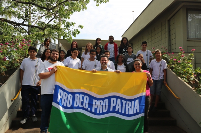 Alunos da escola Philomena Bruiquesi Boso durante encontro com o prefeito Prado
