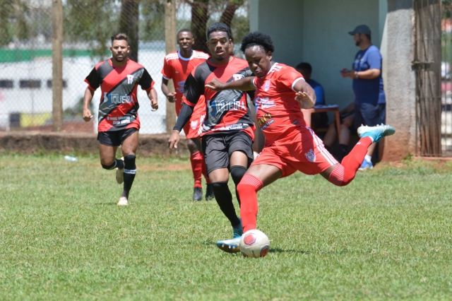 Na foto acima, lance da vitória do Atlético Primavera sobre o Asa Branca (calções e camisas vermelhas)