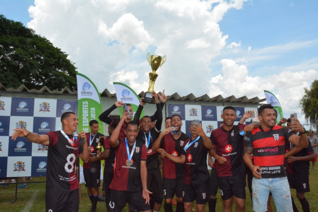 Jogadores do Atlético Primavera comemoram título conquistado neste domingo, 11