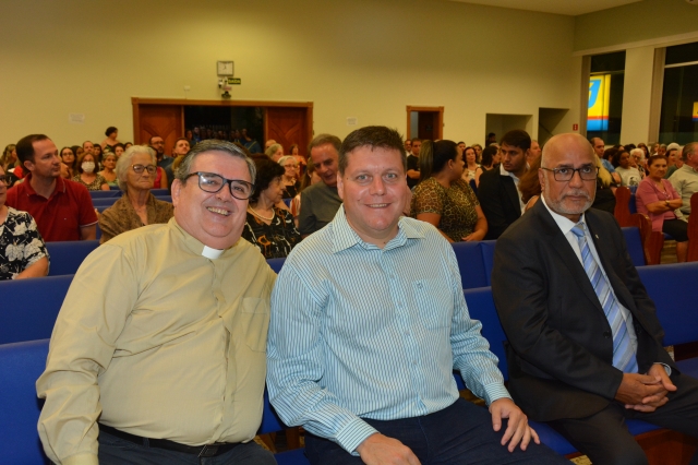 André Sasso com os reverendo João Marcos e João Luiz durante a celebração no domingo, 11