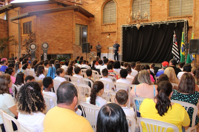 Cerimônia realizada no Espaço Cultural receberu alunos de onze escolas da Rede Municipal