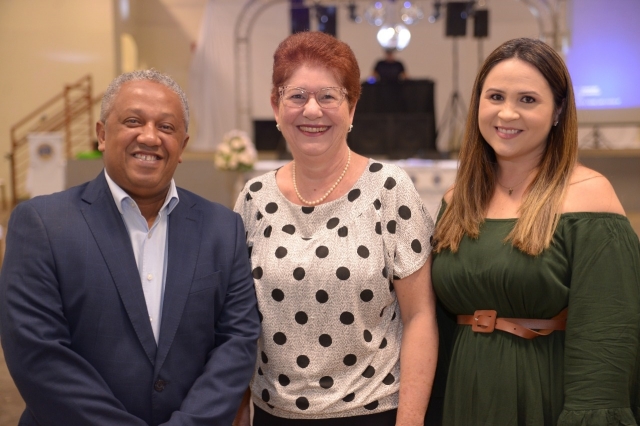 O vice-prefeto Manezinho com a presidente da legião Feminina, Maria de Lourdes, e a assistente social Nádia durante cerimônia realizada no Lions Clube
