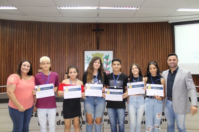 Alunos que se destacaram em projetos extracurriculares foram homenageados