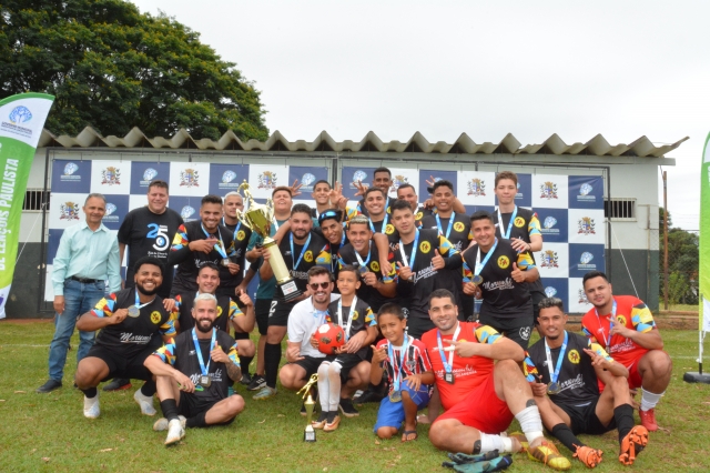 Atletas do Jardim América durante a cerimônia de premiação após a decisão do título da Copa União