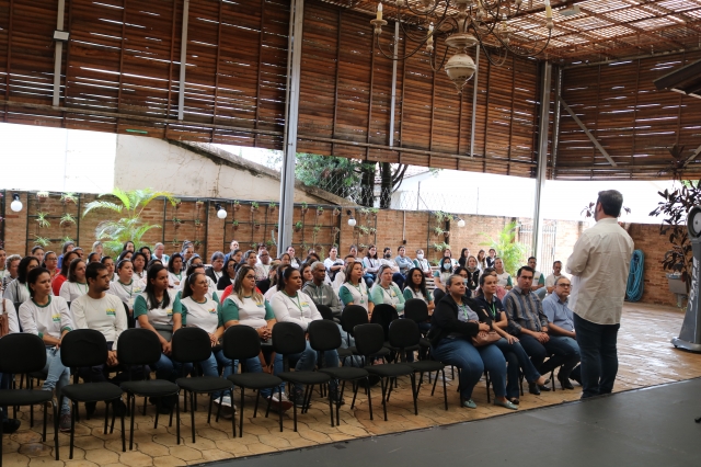 O prefeito Anderson Prado anunciou aumento no vale-alimentação