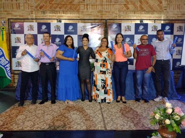 Formandos do Programa Hora de Aprender ao final da cerimônia realizada no Espaço Cultural Cidade do Livro
