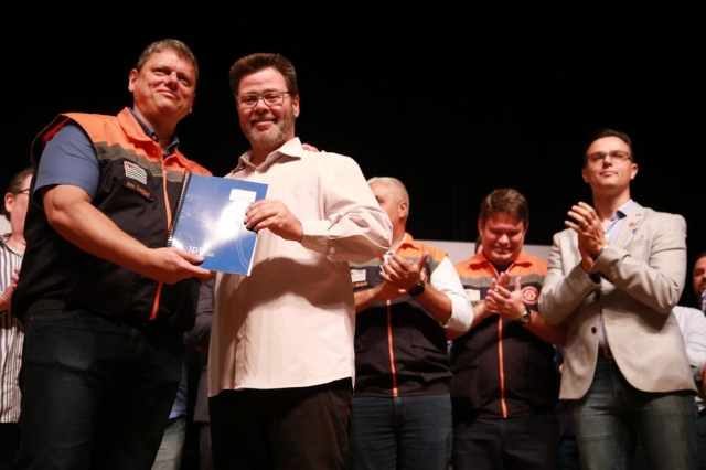 O governador Tarcísio de Freitas entregou o relatório para o prefeito Anderson Prado